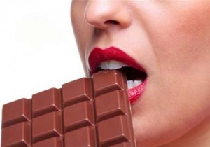 دلایل علاقه دخترها به شکلات و بستنی چیست؟