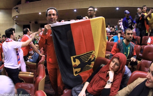 تماشاگران به صورت مختلط فقط در “سینمای رو باز” میتوانند جام جهانی را تماشا کنند ! 1
