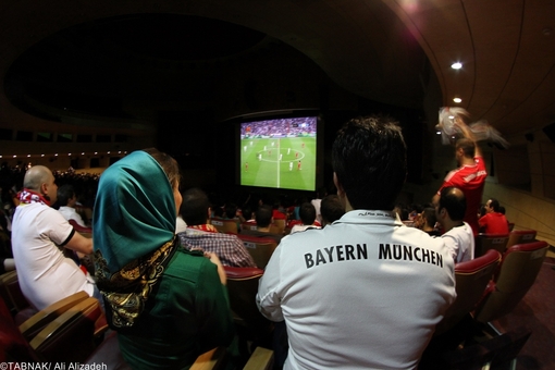تماشاگران به صورت مختلط فقط در “سینمای رو باز” میتوانند جام جهانی را تماشا کنند ! 1