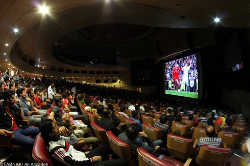 تماشاگران به صورت مختلط فقط در “سینمای رو باز” میتوانند جام جهانی را تماشا کنند ! 