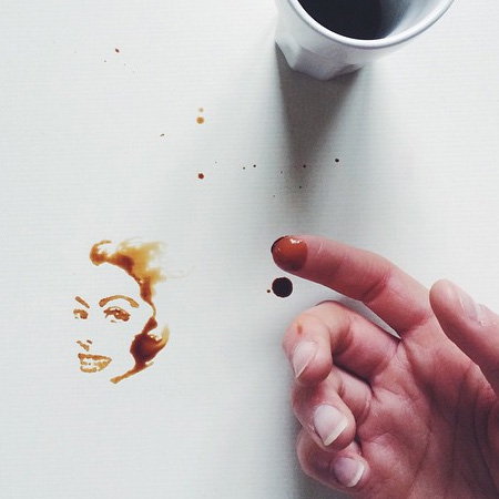 کشیدن نقاشی با دست و با استفاده از قهوه ریخته شده + عکس ( آخه این همه خلاقیت *__* ) 1