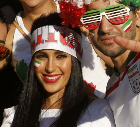 عکس تماشاگران ایران و بحرین , تماشاگران دختر بازی ایران و بحرین 2015 , عکس تماشاگران زن , تماشاگران جام ملت های آسیا 2015